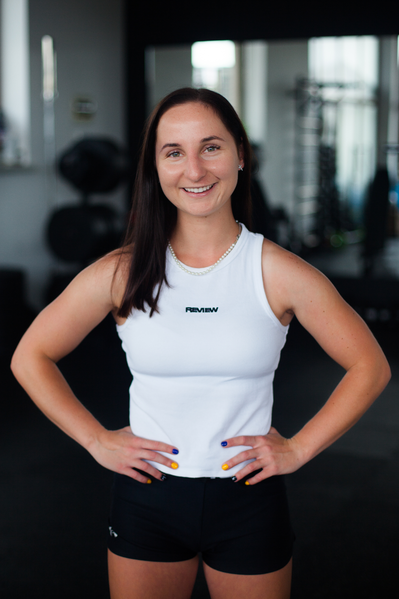 Magda Cyg - trenerka personalna w różowym stroju treningowym